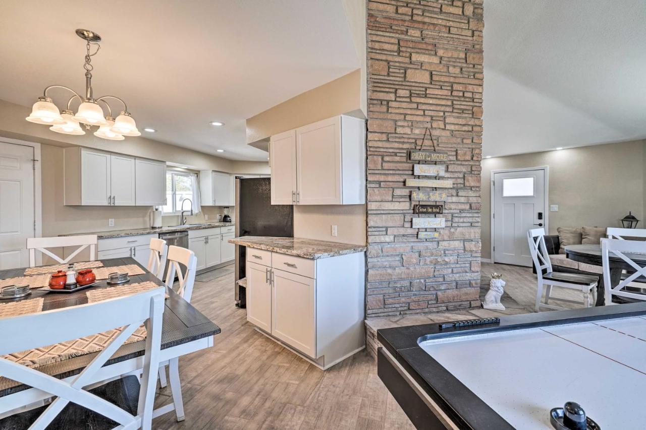 Lake Havasu Family Retreat With Patio And Game Room เลคฮาวาซูซิตี้ ภายนอก รูปภาพ