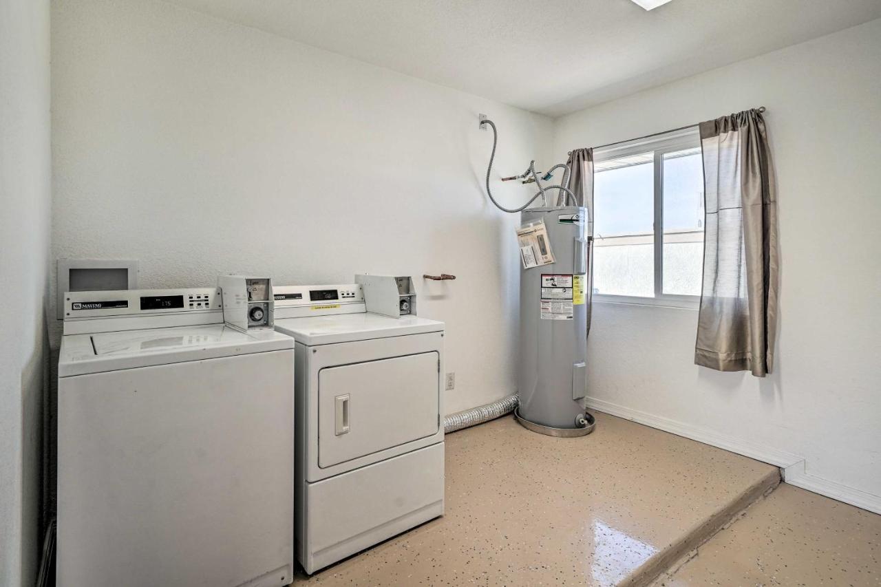 Lake Havasu Family Retreat With Patio And Game Room เลคฮาวาซูซิตี้ ภายนอก รูปภาพ